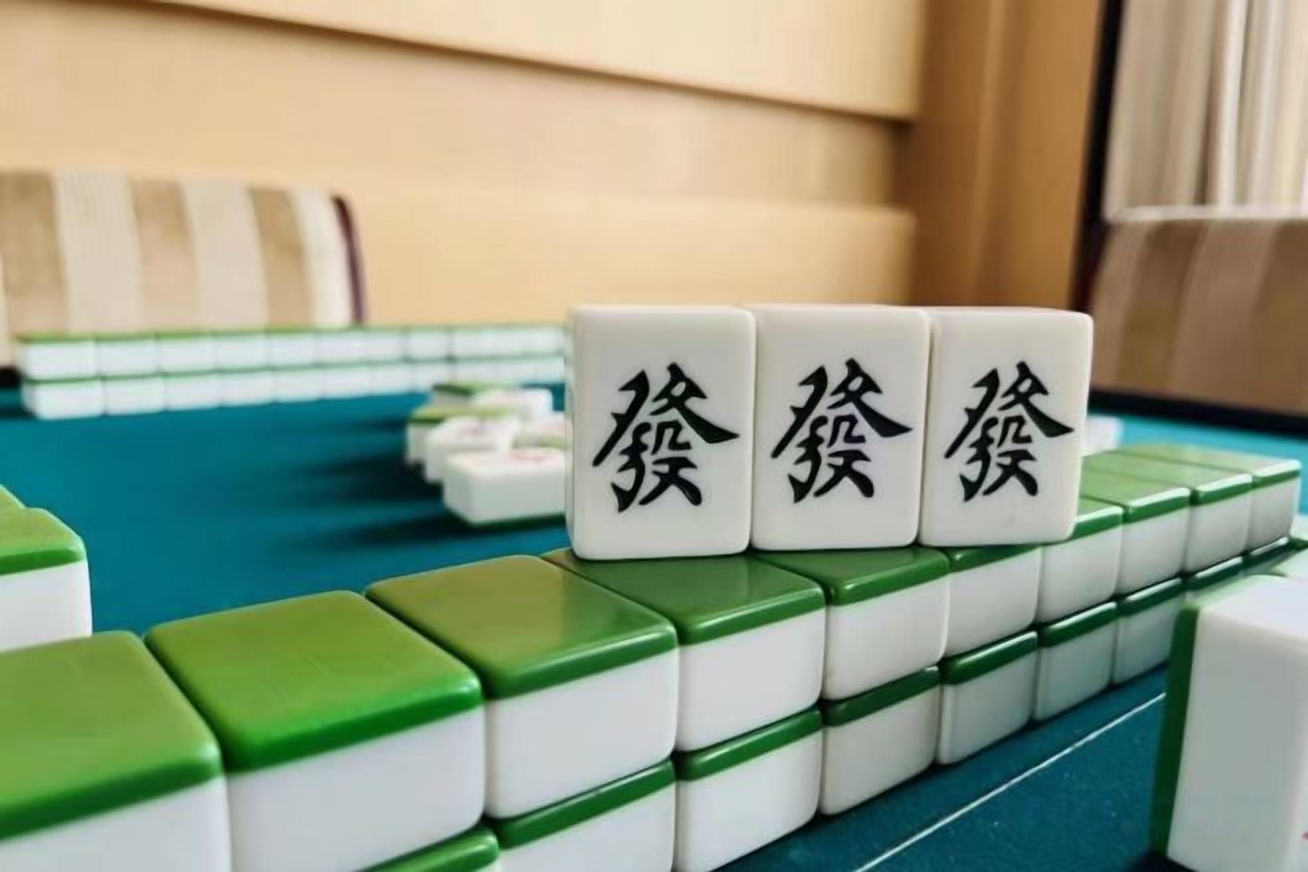 Primer plano de fichas de Mahjong con caracteres chinos.