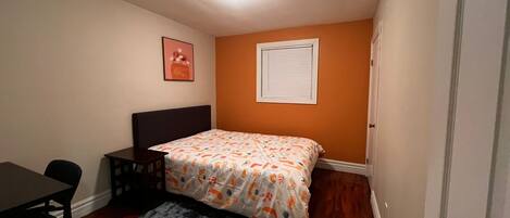 1 dormitori, escriptori, planxa i posts de planxar i wifi gratuïta