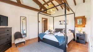 4 bedrooms, iron/ironing board, travel cot, WiFi