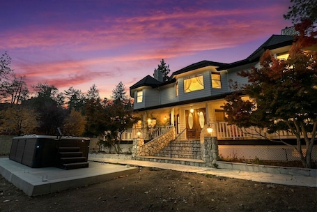 Exterior. Luxury Mountain Retreat: Skiing, SPA, Arcade & Bar