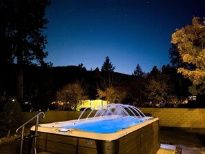 A hot tub in an outdoor setting at night with a clear sky. - Luxury Mountain Retreat: Skiing, SPA, Arcade & Bar (Wrightwood)