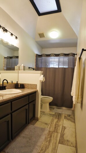 Jetted bath, hair dryer, towels