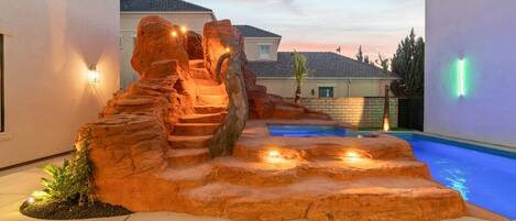 حمّام سباحة مُدفَّأ