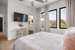 7 bedrooms, iron/ironing board, travel crib, WiFi - Luxe Farmhouse w/ Pool and Spa on 4 Acres (Austin)