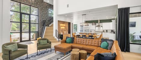 Smart TV, chimenea y tenis de mesa