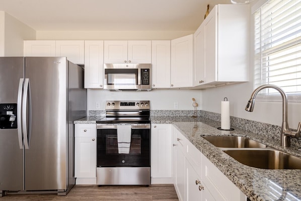 Een koelkast, een microgolfoven, een oven, een kookplaat