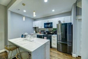 Coffee/tea maker, fridge, microwave, oven - Spacious 4BR DC Home | 2 Parking Spots | Sleeps 8 (Washington)