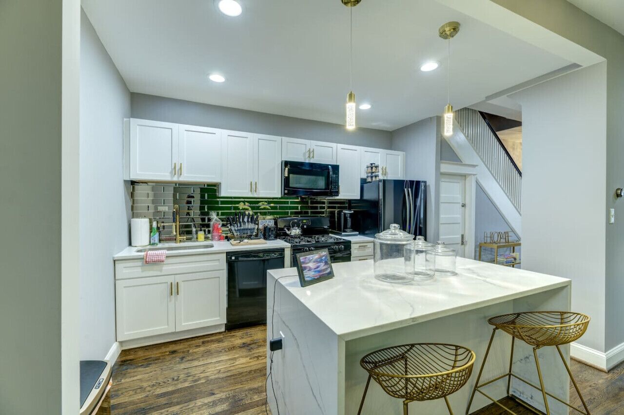 Kylskåp, mikrovågsugn, ugn och spishäll