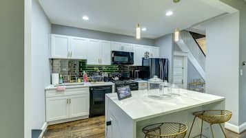 KylskÄp, mikrovÄgsugn, ugn och spishÀll