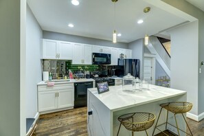 Fridge, microwave, oven, stovetop - Emerald Escape Hilltop Home (Washington)