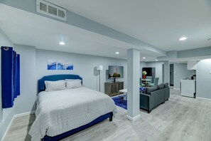 4 bedrooms, iron/ironing board, WiFi, bed sheets - Emerald Escape Hilltop Home (Washington)