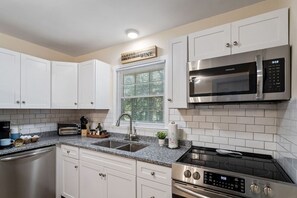 Een koelkast, een microgolfoven, een oven, een vaatwasser