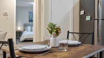 1 dormitori, escriptori, planxa i posts de planxar i wifi