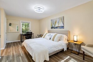 1 slaapkamer, een bureau, een strijkplank/strijkijzer, wifi