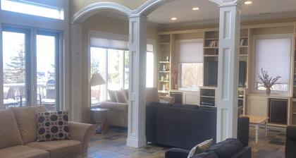 Hilltop View house. Stylish 4 bedroom luxury home with 360 degree views