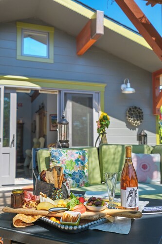 1-bedroom vacation guest cottage minutes from the famous Sonoma square