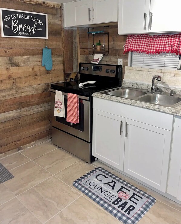 ثلاجة، ميكروويف، فرن، موقد طهي مسطح