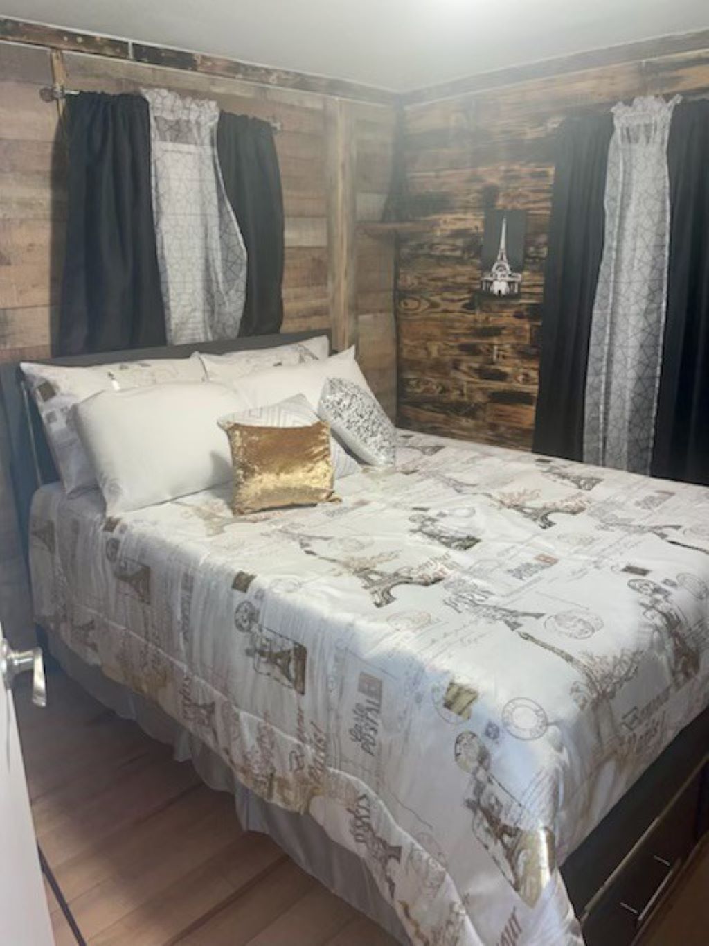 2 bedrooms, in-room safe, iron/ironing board, free WiFi