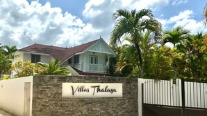 Villas Thaloya -nimisissä huviloissa on kivimuuriin tehty sisäänkäynti, portilla varustettu ajotie sekä punakattoinen talo, jonka koristelussa on käytetty valkoista väriä.