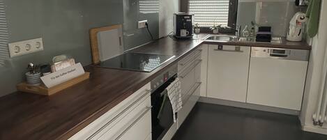 雪櫃、微波爐、焗爐、爐具