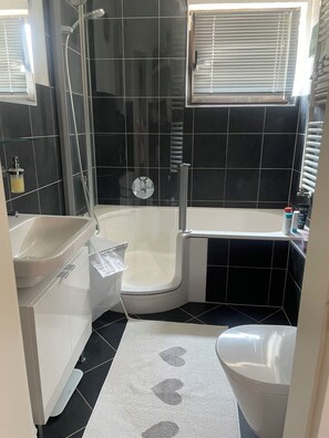 Secador de cabelo, toalhas de banho, sabonete, shampoo