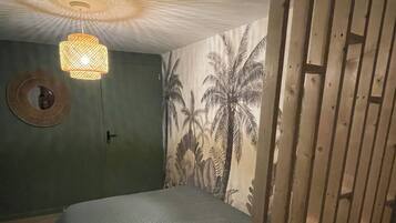 2 bedrooms, iron/ironing board, travel cot, WiFi