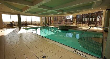Luxurious Comfy SQ1 Escape | 1BR+Den, Sleeps 4