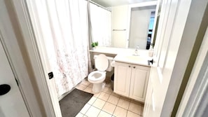 Toallas, jabón, papel de baño