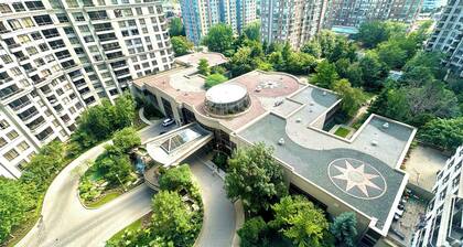 Luxurious Comfy SQ1 Escape | 1BR+Den, Sleeps 4