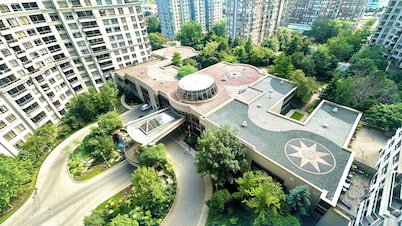 Luxurious Comfy SQ1 Escape | 1BR+Den, Sleeps 4