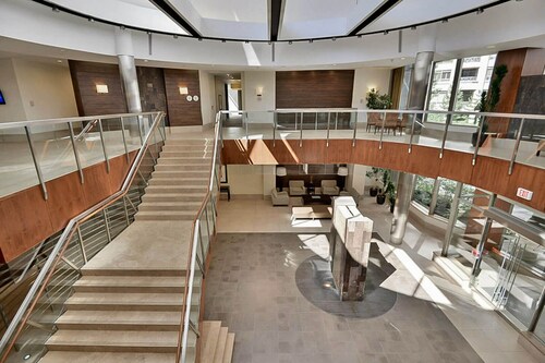 Luxurious Comfy SQ1 Escape | 1BR+Den, Sleeps 4