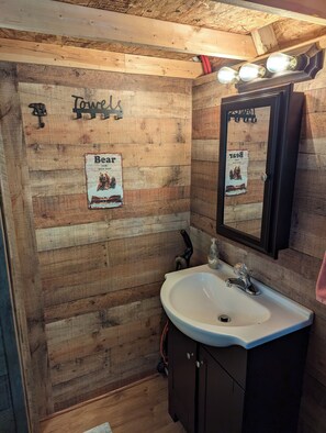 Douche, sèche-cheveux, serviettes fournies, savon