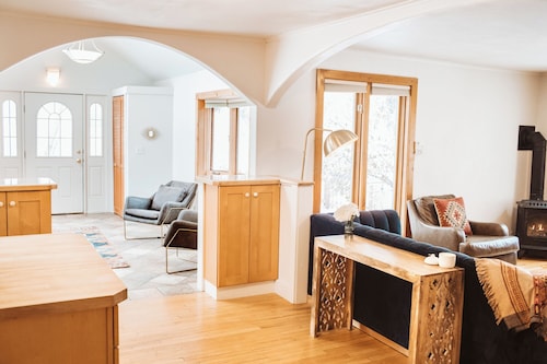 Little Yellow House - Downtown Charming 2 BDRM