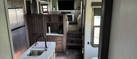 Fridge, oven, stovetop, coffee/tea maker