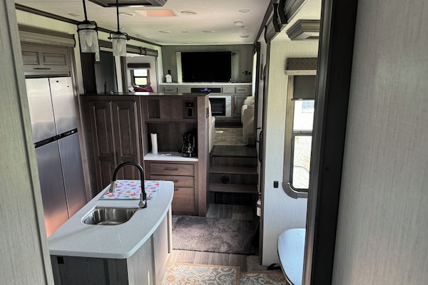 Fridge, oven, stovetop, coffee/tea maker