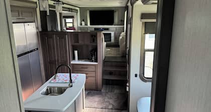 Luxury RV in Saint Anthony near the Sand Dunes and Yellowstone