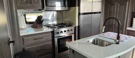 Fridge, oven, stovetop, coffee/tea maker