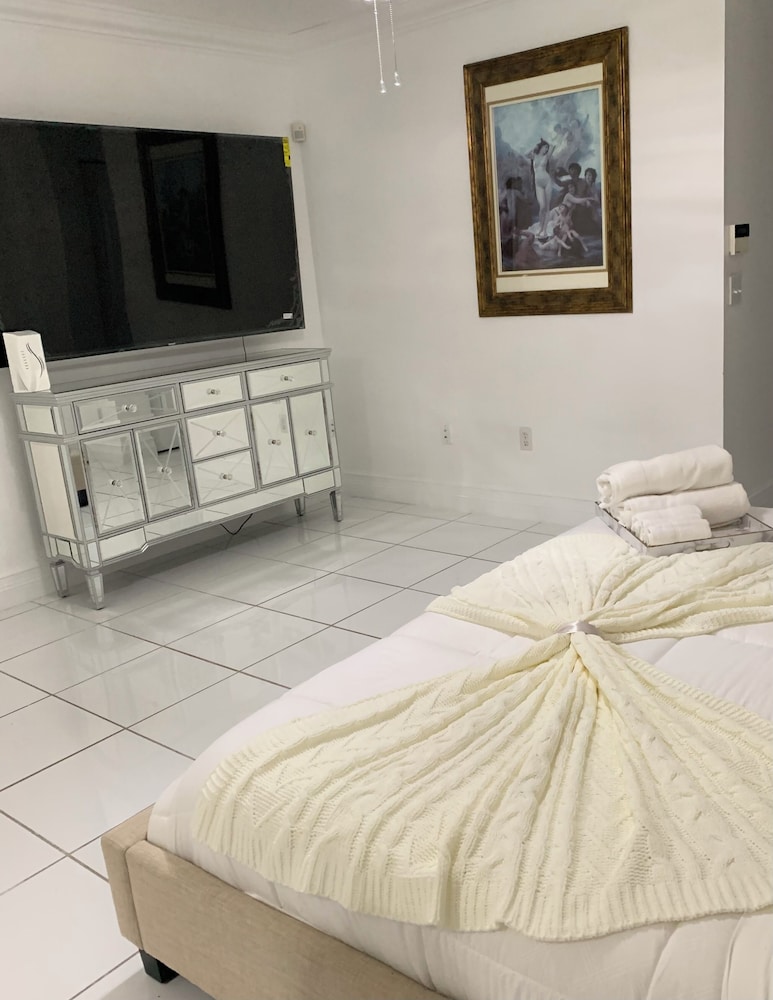 beautiful-spacious-4-bedroom-house-2-1-2-bathroom-formal-living-room