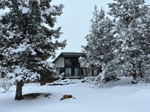 Exterior - Secluded Luxury: Your Private Farmhouse Homestead Retreat in Bend (Bend)