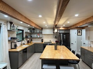 Microwave, oven, stovetop, dishwasher - Secluded Luxury: Your Private Farmhouse Homestead Retreat in Bend (Bend)