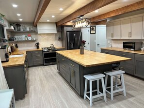 Microwave, oven, stovetop, dishwasher - Secluded Luxury: Your Private Farmhouse Homestead Retreat in Bend (Bend)