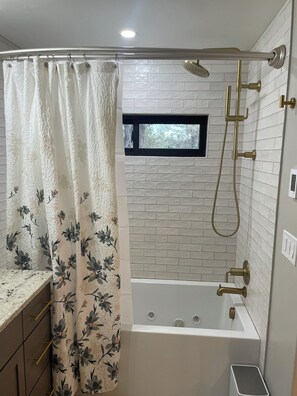 Whirlpool, Haartrockner, Bidet, Handtücher