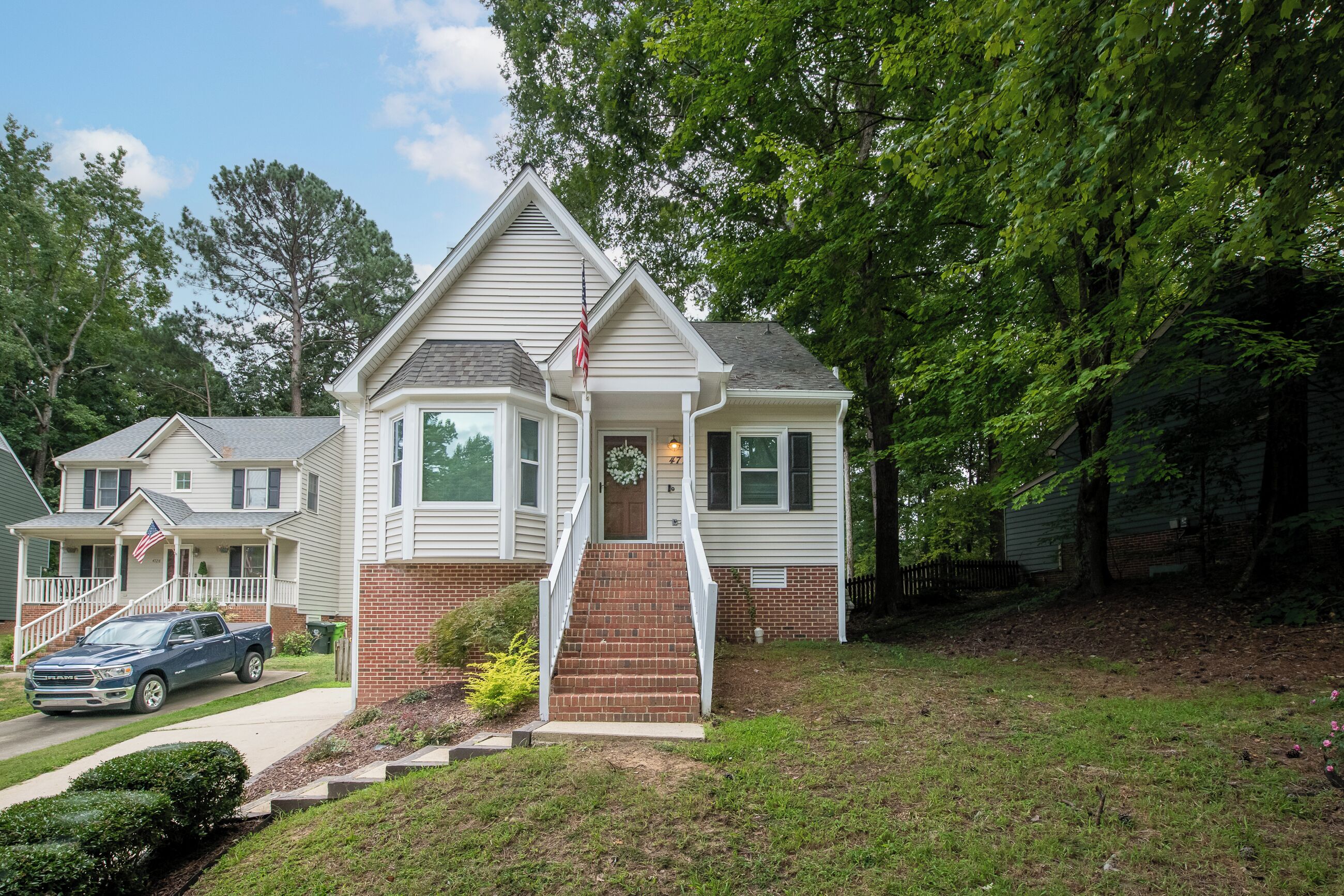 Tri level Home w/basement & turf yard 15 min from DT Raleigh 