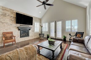 スマートテレビ、暖炉、テレビゲーム