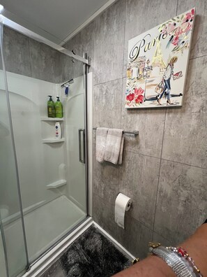Haartrockner, Handtücher, Seife, Toilettenpapier