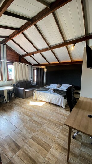 Studio | Desk, laptop workspace, blackout curtains, iron/ironing board - Webi Coliving - João Paulo (Florianópolis)