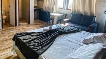 Estúdio | Escrivaninha, espaço de trabalho para notebook, cortinas blackout