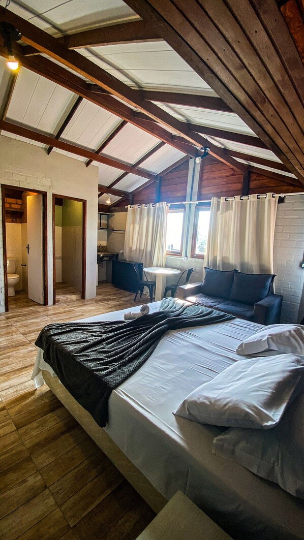 Estúdio | Escrivaninha, espaço de trabalho para notebook, cortinas blackout