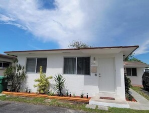 Exterior - Sol Miami #1 with free parking on premises (Miami)