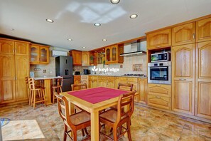 Een koelkast, een microgolfoven, een oven, een vaatwasser